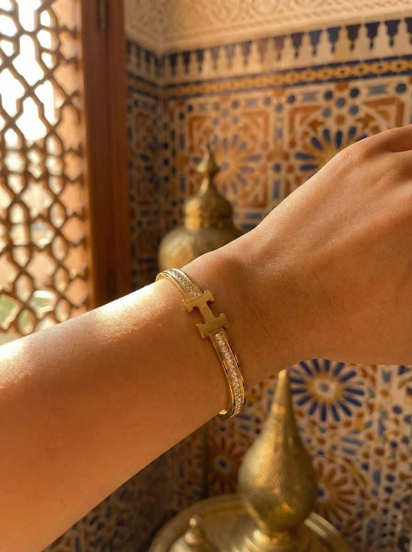 سوار H الأيقوني