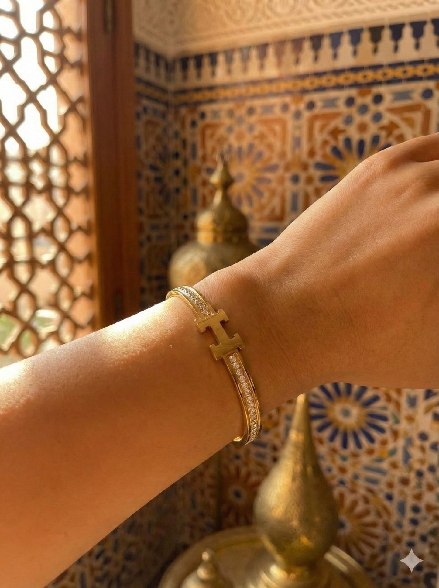 سوار H الأيقوني